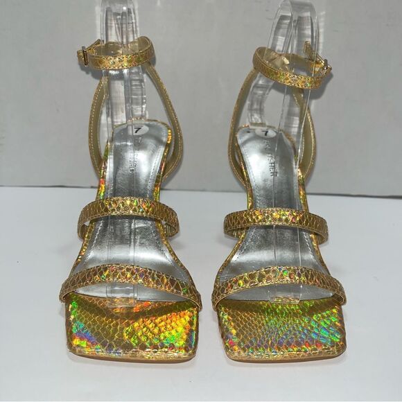 Marc Fisher / Deric Sandal - Picture 4 of 7